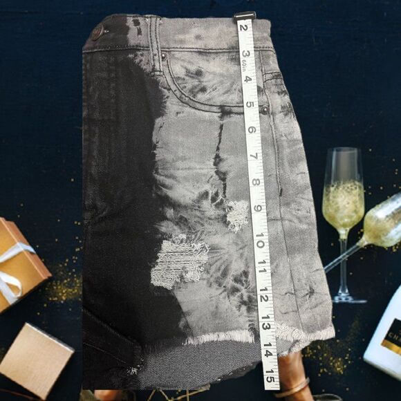 41. Dye Pinch Cut-Off Short with Deconstruction - Picture 6 of 10